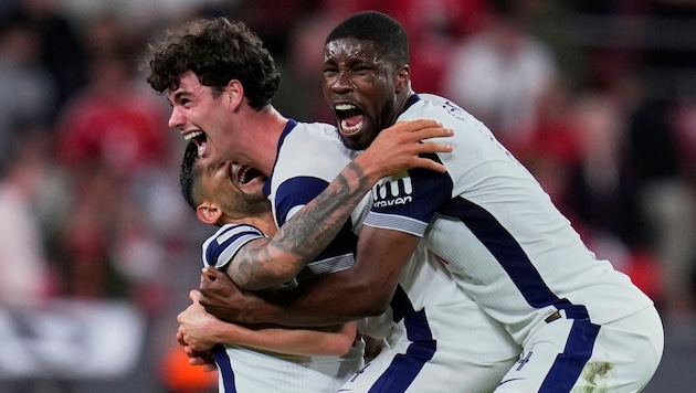 Kevin Danso (rechts) darf sich mit seinen Teamkollegen über den Titel in der Europa League freuen!