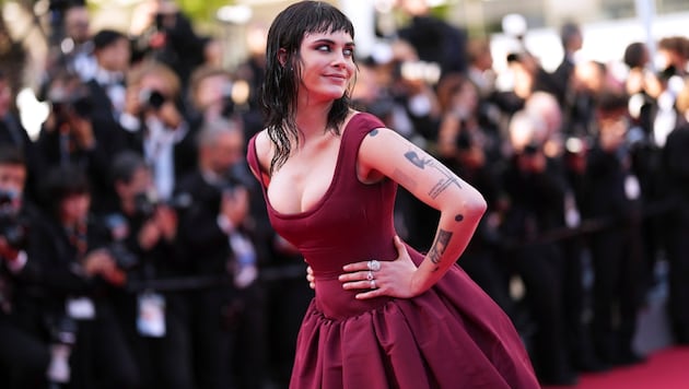 Cara Delevingne zeigte sich in Cannes mit neuer Haarfarbe und neuem Haarschnitt.