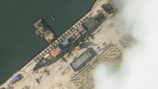 Diese Satellitenaufnahme zeigt das Kriegsschiff beim  (Bild: AFP/HANDOUT)