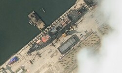 Das mächtige Schiff aus der Vogelperspektive