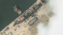 Diese Satellitenaufnahme zeigt das Kriegsschiff beim  (Bild: AFP/HANDOUT)