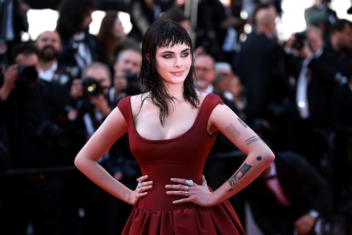 Cara Delevingne zog in Cannes mit ihrem neuen Look alle Blicke auf sich.