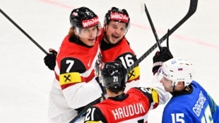 Brian Lebler (Nummer 7), Dominic Zwerger (Nummer 16) und Lukas Haudum wollen auch heute jubeln – einen ganz prominenten Daumendrücker hat das ÖEHV-Team im Skilager gefunden. (Bild: AFP/ANDERS WIKLUND)