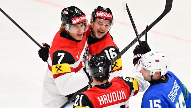 Brian Lebler (Nummer 7), Dominic Zwerger (Nummer 16) und Lukas Haudum wollen auch heute jubeln – einen ganz prominenten Daumendrücker hat das ÖEHV-Team im Skilager gefunden.
