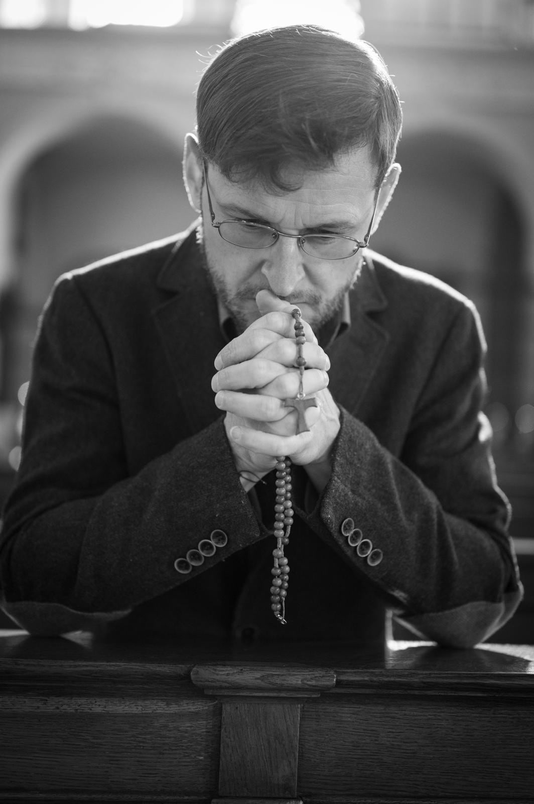 Alexander Schwab verkörpert das fromme Geschöpft Gottes, das sich seinen Himmel erarbeiten will.