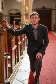 Ein Leben lang fromm war der Firlinger. (Bild: theaterleben Dominik Brei, Krone KREATIV)
