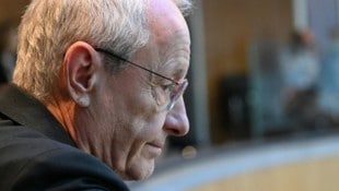 Am Mittwoch feierte „Zackzack“ noch den politischen Erfolg seiner Recherchen zur Causa Pilnacek – am Donnerstag überlegen sie bereits, das Medium schließen zu müssen. (Bild: APA/HELMUT FOHRINGER)
