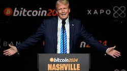 Donald Trump bei einem Wahlkampfauftritt auf einem Krypto-Event im Jahr 2024 (Bild: AP/Mark Humphrey)