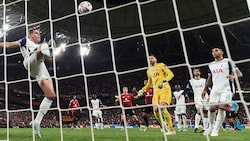 Micky van de Ven setzt zum entscheidenden Seitfallzieher an. (Bild: AFP/APA/Josep LAGO)