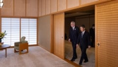 Österreichs Bundespräsident Alexander Van der Bellen (links) mit Japans Kaiser Naruhito (rechts)