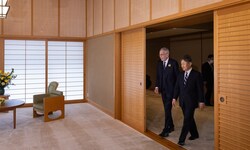 Österreichs Bundespräsident Alexander Van der Bellen (links) mit Japans Kaiser Naruhito (rechts)
