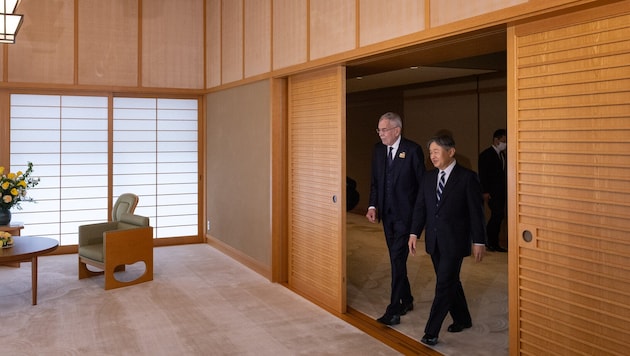 Österreichs Bundespräsident Alexander Van der Bellen (links) mit Japans Kaiser Naruhito (rechts)