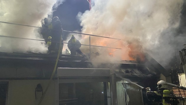 Das Feuer breitet sich auch auf andere Wohnungen aus.