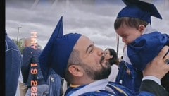 Al Arab war mit seinem knapp einjährigen Sohn im Partnerlook – mit blauem Doktorhut und Umhang – ...