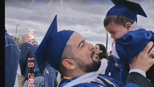 Al Arab war mit seinem knapp einjährigen Sohn im Partnerlook – mit blauem Doktorhut und Umhang – zur Überreichung seiner Bachelor-Urkunde für Kriminologie erschienen. (Bild: tiktok.com/@jeanpaul)