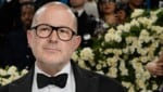 Er designte Apples Cash-Cow, das iPhone. Jetzt wechselt Jony Ive als Design-Chef zum ChatGPT-Macher OpenAI, wo an KI-Geräten gearbeitet wird. (Bild: AP/Evan Agostini)