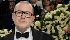 Er designte Apples Cash-Cow, das iPhone. Jetzt wechselt Jony Ive als Design-Chef zum ChatGPT-Macher OpenAI, wo an KI-Geräten gearbeitet wird. (Bild: AP/Evan Agostini)