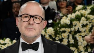 Er designte Apples Cash-Cow, das iPhone. Jetzt wechselt Jony Ive als Design-Chef zum ChatGPT-Macher OpenAI, wo an KI-Geräten gearbeitet wird. (Bild: AP/Evan Agostini)