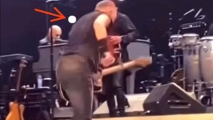 In dem KI-generierten Video wird Bruce Springsteen von einem Golfball am Rücken getroffen.