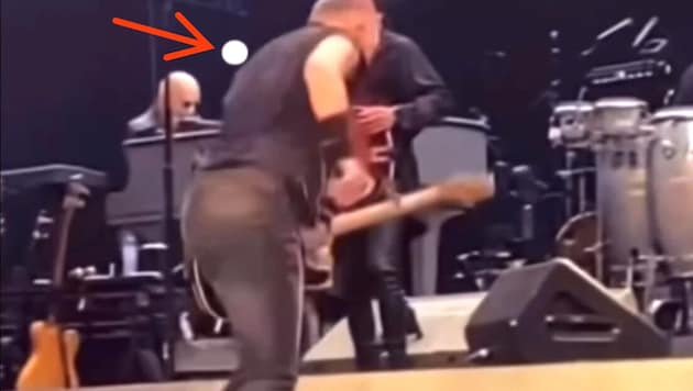 In dem KI-generierten Video wird Bruce Springsteen von einem Golfball am Rücken getroffen.