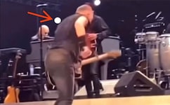 In dem KI-generierten Video wird Bruce Springsteen von einem Golfball am Rücken getroffen.