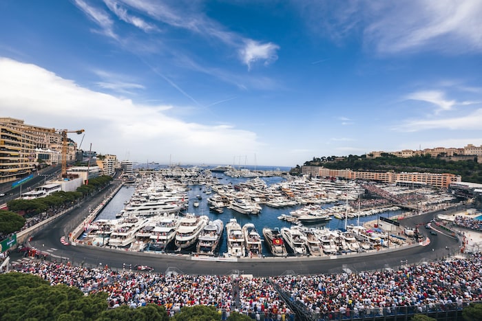 Die Tribünen zwischen den Kurven 12 und 13 bieten auch einen guten Blick auf den Yacht-Hafen.