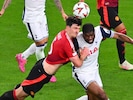 Hart umkämpft: Maguire und Danso im Kopfballduell. Am Ende holte Danso den Titel. (Bild: AP/ASSOCIATED PRESS/Miguel Oses)