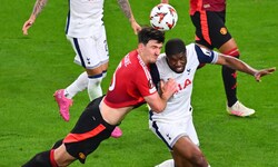 Hart umkämpft: Maguire und Danso im Kopfballduell. Am Ende holte Danso den Titel.