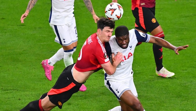 Hart umkämpft: Maguire und Danso im Kopfballduell. Am Ende holte Danso den Titel.