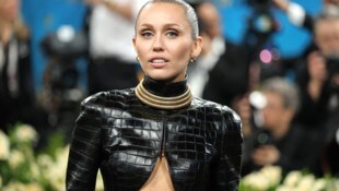 Miley Cyrus schilderte jetzt ein „traumatisches Erlebnis“, das sie während ihrer Silvestershow hatte. Damals platzte ihr während eines Auftritts eine Eierstockzyste. (Bild: APA/Getty Images via AFP/GETTY IMAGES/Dia Dipasupil)