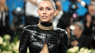Miley Cyrus schilderte jetzt ein „traumatisches Erlebnis“, das sie während ihrer Silvestershow hatte. Damals platzte ihr während eines Auftritts eine Eierstockzyste. (Bild: APA/Getty Images via AFP/GETTY IMAGES/Dia Dipasupil)