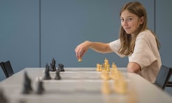 Josephina Akiko Brunner (13) ist eine von Österreichs erfolgreichsten Schachspielerinnen.