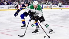 Michael Raffl (re.) schließt sich den Eisbullen an.