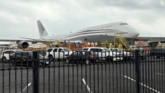 Eine Boeing 747 im typischen Design der Flugzeuge der Königsfamilie im Emirat Katar