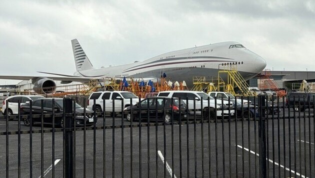 Eine Boeing 747 im typischen Design der Flugzeuge der Königsfamilie im Emirat Katar