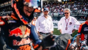 Kinigadner (Mitte) mit Pierer (re.) und Ex-KTM-Fahrer Jack Miller (li.) (Bild: KTM Images/Polarity Photo)