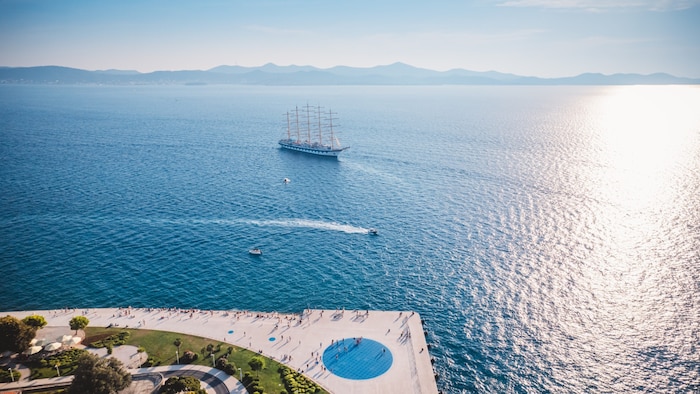 Gruß an die Sonne und Panoramablick auf die Zadar-Inseln