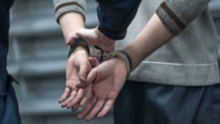 Polizisten sicherten den Verdächtigen (Symbolbild) (Bild: Vadim Kulikov)