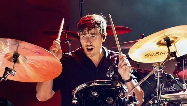 Insgesamt besitzt der Drummer sechs Schlagzeuge