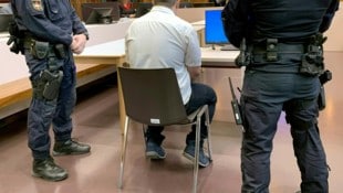 Am zweiten Prozesstag will sich der wegen Mordversuchs angeklagte Grazer doch nicht mehr an die Tat erinnern können. (Bild: APA/INGRID KORNBERGER)