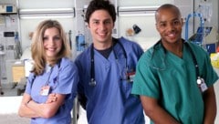 Mit Zach Braff (Mitte) wird es bei der „Scrubs“-Neuauflage ein Wiedersehen geben. Ob auch Sarah ...