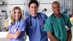 Zach Braff wird mit seinen ehemaligen Co-Stars Sarah Chalke und Donald Faison für ...
