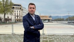 Der Linzer FP-Chef vorm unansehnlichen Bauzaun am Jahrmarktgelände.