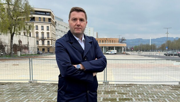 Der Linzer FP-Chef vorm unansehnlichen Bauzaun am Jahrmarktgelände.