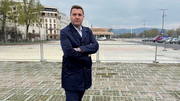 Der Linzer FP-Chef vorm unansehnlichen Bauzaun am Jahrmarktgelände.