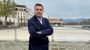 Der Linzer FP-Chef vorm unansehnlichen Bauzaun am Jahrmarktgelände.