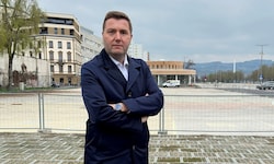 Der Linzer FP-Chef vorm unansehnlichen Bauzaun am Jahrmarktgelände.