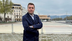 Der Linzer FP-Chef vorm unansehnlichen Bauzaun am Jahrmarktgelände.