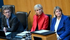 Von links: Volksanwalt Bernhard Achitz, Volksanwältin Gabriela Schwarz und Ex-Volksanwältin Elisabeth Schwetz (Bild: APA/ROLAND SCHLAGER)
