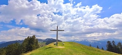Ein erster Gipfelsieg: Die Tour auf das Renkknie ist optimal, um die Wandersaison einzuläuten. (Bild: Bergauer Rubina)